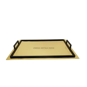 Elegante bandeja rectangular dorada para servir con asas de metal negro para un entretenimiento elegante y una presentación en el hogar - Product Image 1