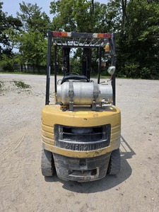 Chariot élévateur contrepoids Cat GP25 4x4 à moteur essence, équipement de construction tout-terrain, commande assise, capacité de charge de 3 tonnes - Product Image 6
