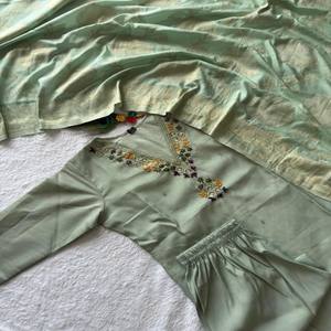 Ensemble Kurti Pant Dupatta en soie romaine de qualité supérieure, vert mer, travail manuel, robe Kurti, costume avec dupatta en jacquard de mousseline de 2,5 mètres - Product Image 5