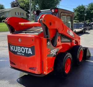 Chargeuse compacte Kubota SSV75 d'occasion haute performance, moteur, boîte de vitesses, capacité de 3 tonnes, godet noir, pneus, faible nombre d'heures de fonctionnement - Product Image 4