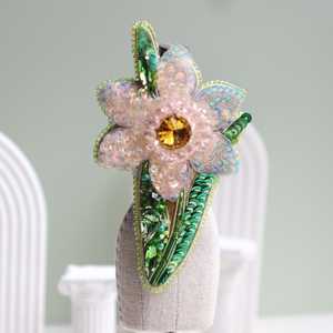 Broches de cuentas Broche de diseñador hecho a mano. Accesorios de alta calidad. Broche de diseño único. El mejor regalo para baby shower. - Product Image 1