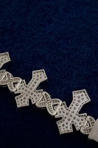 Pulsera de cruz estilo hip hop con incrustaciones de moissanita incolora personalizada en plata de ley 925, proveedor de joyería brillante de la India - Product Image 4