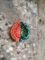 Lampes à huile en argile multicolores faites à la main par Tribal Culture pour le festival Diwali, design minimaliste en tailles de 2 à 4 pouces, articles de décoration pour la maison