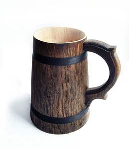Ensemble de chopes à bière en bois artisanal avec plateau, avec une tasse rustique en bois avec poignée et des bandes métalliques - Product Image 1