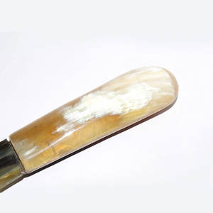 Cuerno de zapatos para invitados, soporte de cuero sostenible, cucharilla, calzador de madera y cuero de tradnary, regalos de boda - Product Image 3