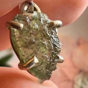 Colgante de moldavita de punta suave hecho a mano, 1,27 gramos en plata de ley, collar de moldavita cruda de alta calidad - Product Image 6