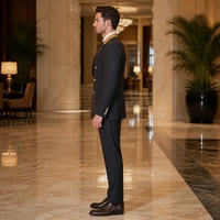 Costume Homme Noir Croisé à Revers Pointus avec Insert Contrastant Camel, Boutons Dorés, Poches à Rabat – Costumes d'Affaires Formels Sur Mesure (MTM)