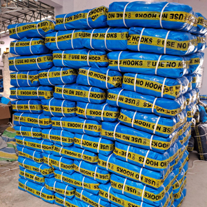 Tissu en maille de bâche PE de taille personnalisée le plus vendu Style uni avec oeillets imperméables Meilleur prix pour une utilisation extérieure polyvalente - Product Image 1