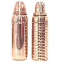 Bouteille d'eau en cuivre artisanale avec finition martelée pour un look élégant et une purification naturelle de l'eau
