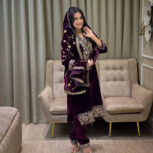 Ensemble Kurta Pant en velours de luxe brodé avec dupatta - Product Image 1
