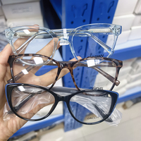 Vente en gros - PROMOTION EXCEPTIONNELLE - Déstockage - Montures optiques rectangulaires en plastique CP injecté - Lunettes pas chères pour femmes