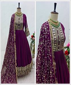 Ensemble Tendance Haut et Bas en Tissu Rayonne Style Kanchipuram Traditionnel avec Dupatta, Tenue de Soirée Modeste, Prix de Gros Appliqué - Product Image 2