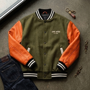 Blouson Varsity en Cuir Vert Olive et Orange Personnalisé, Style Vintage Bomber Streetwear, avec Capuche et Lettrage, pour OEMs, ODMs et Marques Privées - Product Image 1