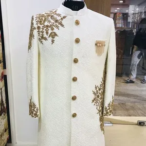 Bordado de ouro em textura branca Sherwani, calça combinando com sapato de contas de cristal embelezado, pedra, Dabka Work@2024