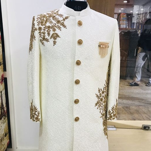 BRODERIE DORÉE SUR TEXTURE BLANCHE SHERWANI, PANTALON AVEC CHAUSSURE CORRESPONDANTE AVEC PERLES DE VERRE EN CRISTAL, PIERRE, TRAVAIL DABKA @ 2024 - Product Image 1