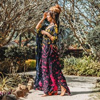Vêtements de plage stylés Tie dye robe design faite à la main manches longues avec pompon style décontracté collection d'été Kaftan tie dye