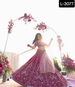 Lehenga Choli en soie flammée de style indien pakistanais avec paillettes Dori et fil de travail comprenant un filet Dupatta pour les vêtements de mariage - Product Image 6