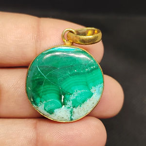 Colgante de Latón Hecho a Mano con Malaquita, con Cabujón de Malaquita Natural Verde - Product Image 1