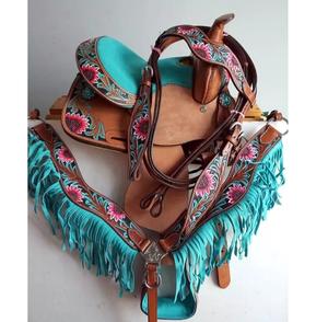 Silla de montar western premium con adornos florales |   Diseño de Asiento Turquesa |   Silla de montar para caballo de cuero artesanal con flecos |   Equipo de Equitación de Lujo - Product Image 1