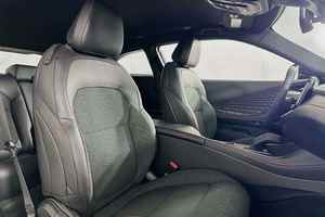 Auto Usado de Lujo 2022-2025, Sedán Automático con Asientos de Cuero, Techo Panorámico, Volante a la Izquierda, Neumáticos R17, Motor Euro 4.1-6L 150-200Ps - Product Image 5