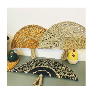 Éventail en jonc de mer Éventail à main en bambou Éventails à main de conception unique En gros Exportateur vietnamien Fait à la main Paille jonc de mer Handfan En gros. - Product Image 1