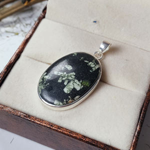 Colgante de Piedra Preciosa con Escritura China en Cabujón Ovalado Hecho a Mano - Joyería de Plata Chapada en Oro - Product Image 6