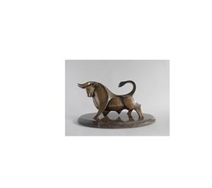 Sculpture de table en bois moderne artisanale avec des détails fins pour une décoration intérieure élégante - Product Image 1