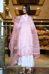 ชุดคุर्ติปักลายสีขาวล้วนสไตล์ชาติพันธุ์ พร้อมผ้าคลุมไหล่ ชุดเดรสฤดูร้อนสำหรับผู้หญิง ผ้าฝ้ายแท้ แขนยาว ความยาวระดับเข่า - Product Image 2