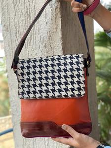 Sac à main en cuir véritable recyclé fait à la main, sac à cheveux en fourrure, sac à bandoulière multicolore élégant pour femmes - Product Image 3