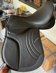 Sillín de caballo de salto de estilo inglés sintético personalizado con herrajes de acero inoxidable bellamente diseñado para montar a caballo - Product Image 1