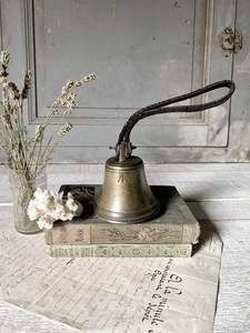 Campana de latón puro hecha a mano Campana de mano de latón vintage con mango de madera Campana de peón de metal de nueva apariencia para oficina en precio al por mayor - Product Image 4