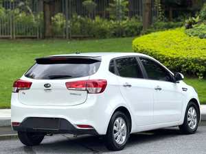 Kia K2 Hatchback d'occasion en bon état, modèle 2013, 1.4 GLS, transmission automatique, traction avant (FWD) avec options gauche - Product Image 2