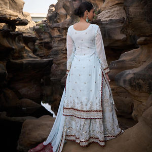 Conjunto de sharara elegante inspirado en la realeza con Kurta bordada y pantalones acampanados perfectos para ocasiones festivas - Product Image 3