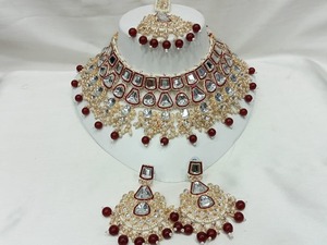 Conjunto de Collar Étnico Chapado en Oro con Detalles de Perlas, Pendientes y Tikka a Juego para Mujer - Product Image 4