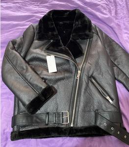 Chaqueta de cuero de piel sintética gruesa para hombre con cierre de cremallera estilo callejero abrigo de invierno a prueba de viento patrón de letras teñidas lisas - Product Image 1