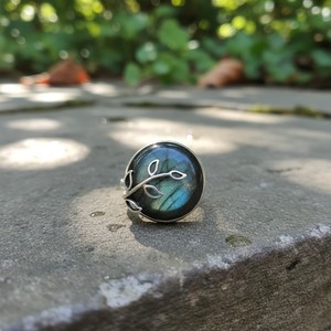 Vintage Handcrafted Brass Women's <b>Ring</b> with <b>Labradorite</b> Gemstone and Leaf Design - Product Image 2