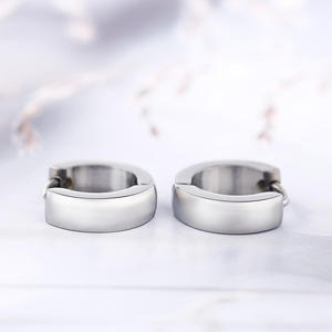 Boucles d'oreilles créoles Jeulia en acier inoxydable plaqué or pour hommes avec accents de perles et de diamants - Product Image 5