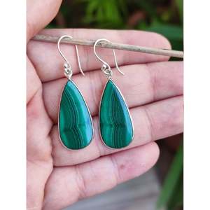 ต่างหูเงินแท้ 925 รูปทรงลูกแพร์ ทำมือ ประดับพลอยมาลาไคต์ ของขวัญสำหรับเธอ - Product Image 3