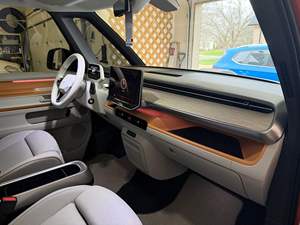 Volkswagen ID. Buzz 1ère édition 2025, état impeccable, moteur électrique unique de 282 ch, orange énergique et blanc bonbon - Product Image 5