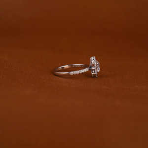 Anillo de compromiso chapado en oro macizo de 18 quilates con certificación IGI, corte en forma de flor, Diamante cultivado en laboratorio con ajuste de halo de moda, anillos finos - Product Image 5