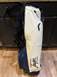 Sac de golf TaylorM-ade Pro 8-Way Carry Stand avec capuche de pluie, couleur blanche, fabriqué au Tennessee - Product Image 2
