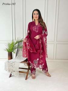 Costume en soie romaine avec des détails élégants faits à la main, tenue ethnique polyvalente pour les fêtes de mariage pour femmes - Product Image 4