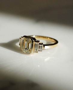 Bague de fiançailles en diamant de laboratoire taille émeraude 2,50 CTW, certifiée IGI CVD, sertie clos en or jaune 14K, bijoux de mariée en diamant de laboratoire - Product Image 4