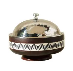 Charme rustique rencontre élégance avec chauffe-plats isolé avec casserole à couvercle martelé et support en bois nacré - Product Image 2