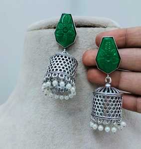 Conjunto de aretes de trabajo de arte étnico elegante, piedra de flor preciosa, acabado de latón oxidado, Metal con perla, piedra principal a la moda - Product Image 1