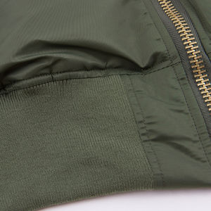 Blouson aviateur pour homme de l'usine OEM avec fermeture à glissière et patchs personnalisés, vestes d'extérieur classiques avec logo imprimé - Product Image 3