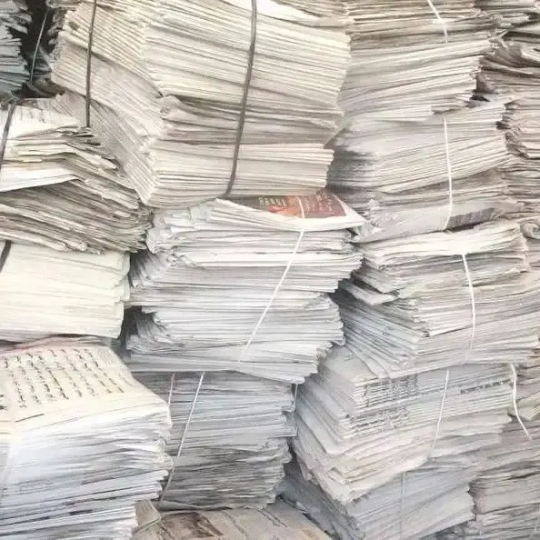 터키에서 오래된 중고 신문 폐기물 스크랩