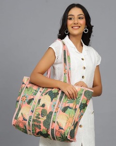 Bolso de mano Premium de lujo con estampado floral Hecho EN LA India Fabricante indio Exportador Colección de verano Forro de lona exterior de cuero - Product Image 1