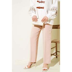 Pantalon large plissé beige sable pour femme avec fermeture velcro - Product Image 3