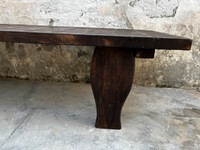 Table Naga en bois de teck fabriquée à la main de qualité supérieure sculptée avec des détails complexes Table basse à appel artistique intemporel